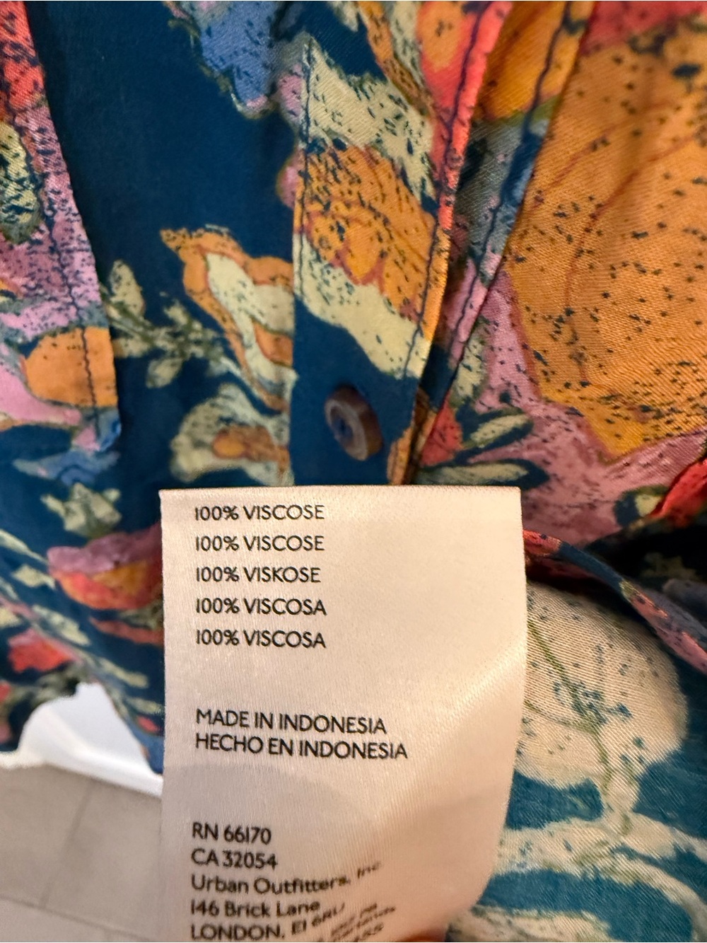 100% Viscose Pilcro by Anthropologie Floral Print Button Down Shirt - Picture 4 of 6